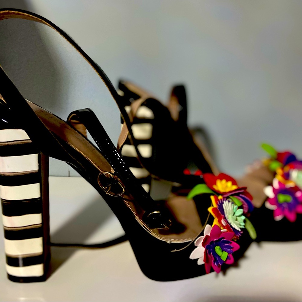 Stop heel sandals